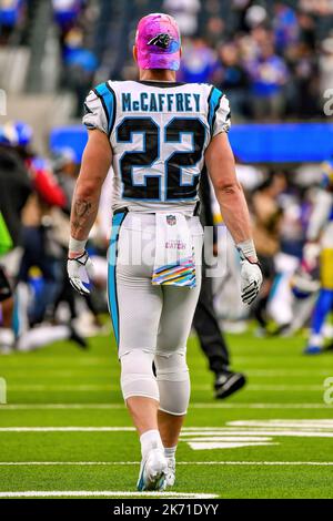 Inglewood, Kalifornien. 16. Oktober 2022. Carolina Panthers läuft zurück Christian McCaffrey #22 auf dem Feld nach dem NFL-Fußballspiel gegen die Carolina Panthers im SOFI Stadium in Inglewood, Kalifornien. Obligatorische Bildquelle: Louis Lopez/Cal Sport Media/Alamy Live News Stockfoto