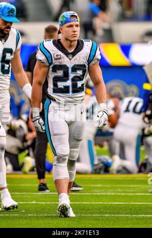 Inglewood, Kalifornien. 16. Oktober 2022. Carolina Panthers läuft zurück Christian McCaffrey #22 auf dem Feld nach dem NFL-Fußballspiel gegen die Carolina Panthers im SOFI Stadium in Inglewood, Kalifornien. Obligatorische Bildquelle: Louis Lopez/Cal Sport Media/Alamy Live News Stockfoto