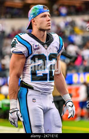 Inglewood, Kalifornien. 16. Oktober 2022. Carolina Panthers läuft zurück Christian McCaffrey #22 auf dem Feld nach dem NFL-Fußballspiel gegen die Carolina Panthers im SOFI Stadium in Inglewood, Kalifornien. Obligatorische Bildquelle: Louis Lopez/Cal Sport Media/Alamy Live News Stockfoto