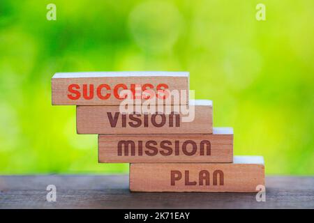 Erfolgreiche Schritte auf Holzblock. PLANEN SIE DEN ERFOLG DER MISSION VISION. Stockfoto
