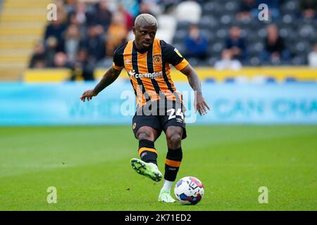 Hull, Großbritannien. 16. Oktober 2022. Jean Micha‘l Seri #24 von Hull City während des Sky Bet Championship-Spiels Hull City gegen Birmingham City im MKM Stadium, Hull, Großbritannien, 16.. Oktober 2022 (Foto von Ben Early/News Images) in Hull, Großbritannien am 10/16/2022. (Foto von Ben Early/News Images/Sipa USA) Quelle: SIPA USA/Alamy Live News Stockfoto