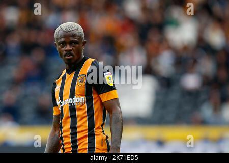 Hull, Großbritannien. 16. Oktober 2022. Jean Micha‘l Seri #24 von Hull City während des Sky Bet Championship-Spiels Hull City gegen Birmingham City im MKM Stadium, Hull, Großbritannien, 16.. Oktober 2022 (Foto von Ben Early/News Images) in Hull, Großbritannien am 10/16/2022. (Foto von Ben Early/News Images/Sipa USA) Quelle: SIPA USA/Alamy Live News Stockfoto