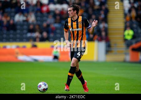 Hull, Großbritannien. 16. Oktober 2022. Jacob Greaves #4 von Hull City während des Sky Bet Championship-Spiels Hull City gegen Birmingham City im MKM Stadium, Hull, Großbritannien, 16.. Oktober 2022 (Foto von Ben Early/News Images) in Hull, Großbritannien am 10/16/2022. (Foto von Ben Early/News Images/Sipa USA) Quelle: SIPA USA/Alamy Live News Stockfoto