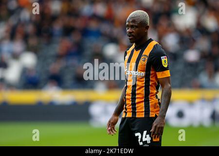 Hull, Großbritannien. 16. Oktober 2022. Jean Micha‘l Seri #24 von Hull City während des Sky Bet Championship-Spiels Hull City gegen Birmingham City im MKM Stadium, Hull, Großbritannien, 16.. Oktober 2022 (Foto von Ben Early/News Images) in Hull, Großbritannien am 10/16/2022. (Foto von Ben Early/News Images/Sipa USA) Quelle: SIPA USA/Alamy Live News Stockfoto
