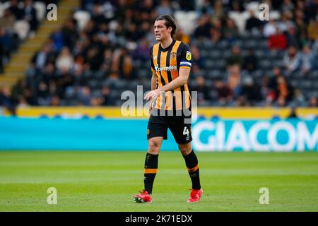 Hull, Großbritannien. 16. Oktober 2022. Jacob Greaves #4 von Hull City während des Sky Bet Championship-Spiels Hull City gegen Birmingham City im MKM Stadium, Hull, Großbritannien, 16.. Oktober 2022 (Foto von Ben Early/News Images) in Hull, Großbritannien am 10/16/2022. (Foto von Ben Early/News Images/Sipa USA) Quelle: SIPA USA/Alamy Live News Stockfoto