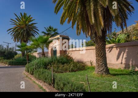 Menara-Gärten, alte Olivenbäume, Paläste und See in Marrakesch, 1. Dezember 2019. Stockfoto