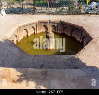 Menara-Gärten, alte Olivenbäume, Paläste und See in Marrakesch, 1. Dezember 2019. Stockfoto