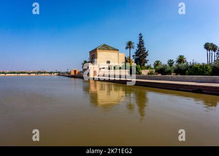 Menara-Gärten, alte Olivenbäume, Paläste und See in Marrakesch, 1. Dezember 2019. Stockfoto