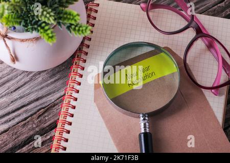 Business Concept: Neues Jahr Auflösung auf Umschlag mit Holz- Hintergrund Stockfoto