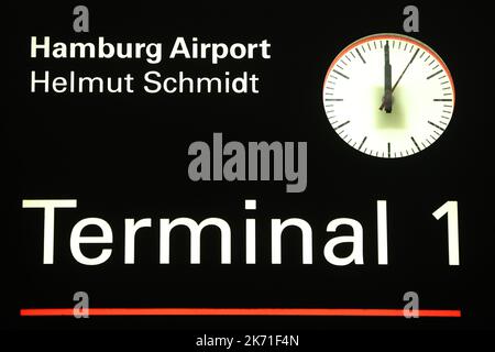 Hamburg, Deutschland. 16. Oktober 2022. Die Uhrzeit 00,00 wird am Hamburger Flughafen, Terminal 1, auf einer Uhr angezeigt. Die Vereinigung Cockpit hat Eurowinds-Piloten aufgefordert, von Montag, den 17. Oktober, 00:00 Uhr bis Mittwoch, den 19. Oktober, den Job zu lösen. Die Arbeitskampfmaßnahme habe wie geplant begonnen, sagte ein Sprecher der Pilotengewerkschaft Vereinigung Cockpit (VC). Es wurde kein weiteres Angebot eingereicht. Kredit: Bodo Marks/dpa/Alamy Live Nachrichten Stockfoto