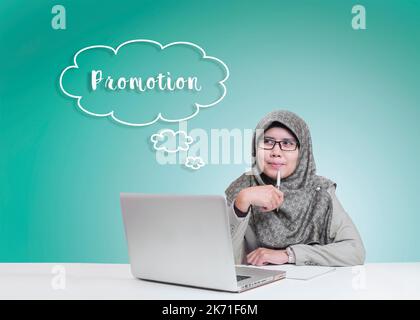 Promotion-Wort und Postrait von jungen muslimah Geschäftsfrauen mit Laptop Stockfoto