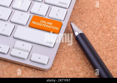 Geschäftskonzept: Computertastatur mit ONLINE-REGISTERWORT auf Enter-Button-Hintergrund, 3D Render- und Copyspace-Bereich Stockfoto