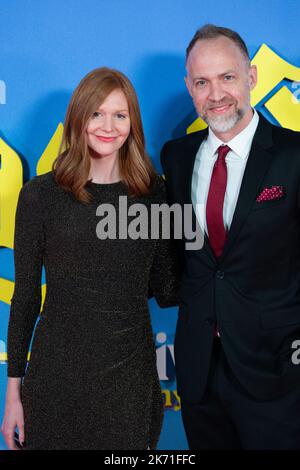 Katie Chastain und der Komponist Nathan Johnson bei der Glass Onion: A Knives Out Mystery Premiere im Rahmen des BFI London Film Festival 66. in Paris, Frankreich am 16. Oktober 2022. Foto von Aurore Marechal/ABACAPRESS.COM Stockfoto