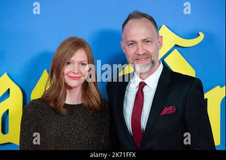 Katie Chastain und der Komponist Nathan Johnson bei der Glass Onion: A Knives Out Mystery Premiere im Rahmen des BFI London Film Festival 66. in Paris, Frankreich am 16. Oktober 2022. Foto von Aurore Marechal/ABACAPRESS.COM Stockfoto