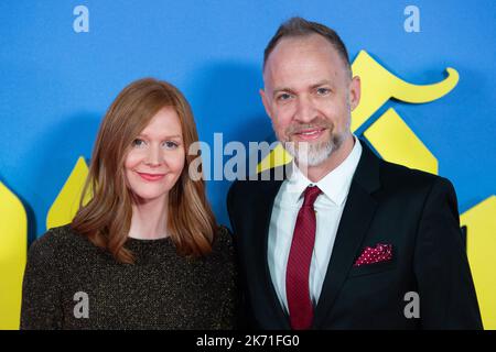 Katie Chastain und der Komponist Nathan Johnson bei der Glass Onion: A Knives Out Mystery Premiere im Rahmen des BFI London Film Festival 66. in Paris, Frankreich am 16. Oktober 2022. Foto von Aurore Marechal/ABACAPRESS.COM Stockfoto