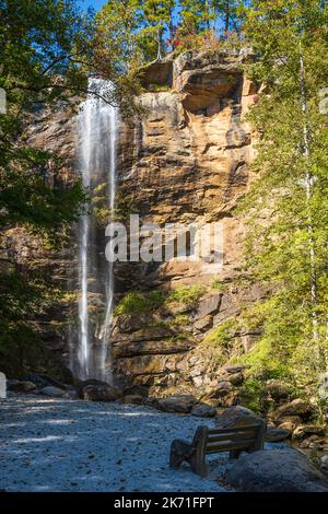 Toccoa Falls auf dem Campus des Toccoa Falls College in Toccoa, Georgia, ist einer der höchsten freifallenden Wasserfälle östlich des Mississippi. (USA) Stockfoto