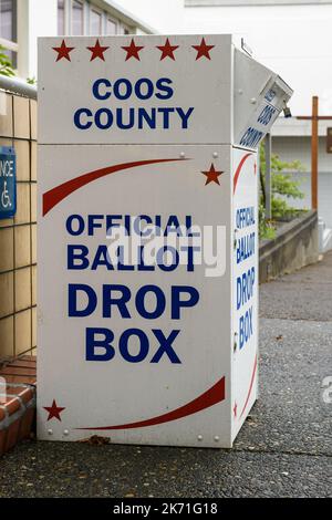 Coquille, OR, USA - 18. September 2022; offizielle Wahlurne von Coos County auf einem Bürgersteig in Coquille, Oregon Stockfoto