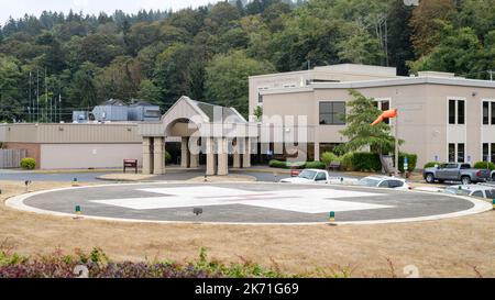 Astoria, OR, USA - 21. September 2022; Hubschrauberlandeplatz und Gebäude im Columbia Memorial Hospital in Astoria, Oregon Stockfoto