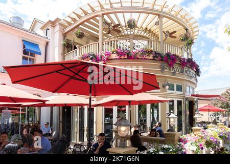 Toronto, Kanada - 28 2022. Mai: Geschäftiges Restaurant im Freien mit Menschen, die draußen sitzen, essen oder trinken und den sonnigen Tag genießen Stockfoto