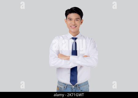 Portrait Geschäftsmann mit gekreuzten Armen stehend isoliert auf weißem Hintergrund, junge asiatische Geschäftsmann ist Manager oder Executive mit zuversichtlich ist Stockfoto