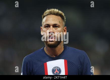 Paris, Frankreich. 16. Oktober 2022. Neymar von Paris Saint-Germain reagiert während des Fußballspiels der Französischen Liga 1 zwischen Paris-Saint Germain (PSG) und Olympique de Marseille (OM) im Parc de Prines in Paris, Frankreich, am 16. Oktober 2022. Kredit: Gao Jing/Xinhua/Alamy Live Nachrichten Stockfoto