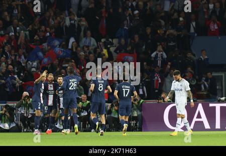 Paris, Frankreich. 16. Oktober 2022. Die Spieler von Paris Saint-Germain feiern ihr Tor während des Fußballspiels der Französischen Liga 1 zwischen Paris-Saint Germain (PSG) und Olympique de Marseille (OM) im Parc de Prines in Paris, Frankreich, am 16. Oktober 2022. Kredit: Gao Jing/Xinhua/Alamy Live Nachrichten Stockfoto