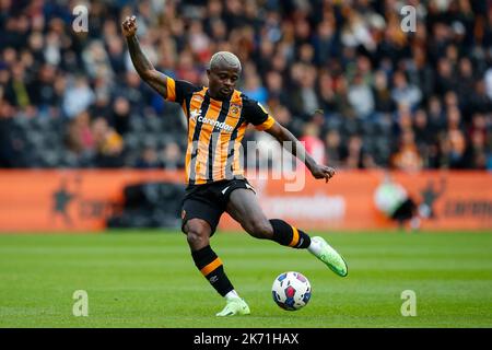 Hull, Großbritannien. 16. Oktober 2022. Jean Micha‘l Seri #24 von Hull City während des Sky Bet Championship-Spiels Hull City gegen Birmingham City im MKM Stadium, Hull, Großbritannien, 16.. Oktober 2022 (Foto von Ben Early/News Images) in Hull, Großbritannien am 10/16/2022. (Foto von Ben Early/News Images/Sipa USA) Quelle: SIPA USA/Alamy Live News Stockfoto