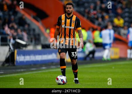 Hull, Großbritannien. 16. Oktober 2022. Cyrus Christie #33 von Hull City während des Sky Bet Championship-Spiels Hull City gegen Birmingham City im MKM Stadium, Hull, Großbritannien, 16.. Oktober 2022 (Foto von Ben Early/News Images) in Hull, Großbritannien am 10/16/2022. (Foto von Ben Early/News Images/Sipa USA) Quelle: SIPA USA/Alamy Live News Stockfoto