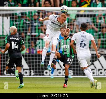 Austin, Texas, USA. 16. Oktober 2022: Der echte Salt Lake-Verteidiger Justen Glad (15) springt beim ersten MLS Cup Playoff-Spiel am 16. Oktober 2022 in Austin, Texas, um den Ball zu führen. Austin FC gewann bei Elfmeterschießen. (Bild: © Scott Coleman/ZUMA Press Wire) Bild: ZUMA Press, Inc./Alamy Live News Stockfoto