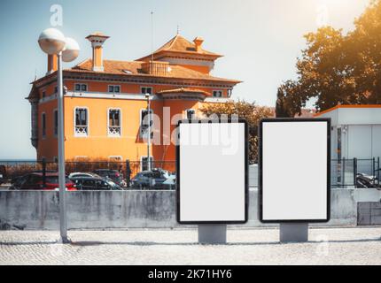 Zwei leere Mock-ups von Straßenwerbung-Werbetafeln auf dem Bürgersteig; zwei leere Werbetafeln im Freien; Vorlage von Außenwerbung-Plakaten auf dem pav Stockfoto