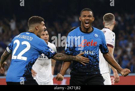 Neapel, Italien. 16. Oktober 2022. Napoli's Juan Jesus (Front R) feiert sein Tor während eines Serie-A-Fußballspiels zwischen Napoli und Bologna in Neapel, Italien, am 16. Oktober 2022. Quelle: Str/Xinhua/Alamy Live News Stockfoto