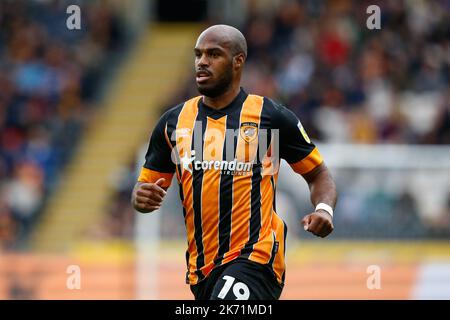 Hull, Großbritannien. 16. Oktober 2022. îscar Estupi-‡n #19 von Hull City während des Sky Bet Championship-Spiels Hull City gegen Birmingham City im MKM Stadium, Hull, Großbritannien, 16.. Oktober 2022 (Foto von Ben Early/News Images) in Hull, Großbritannien am 10/16/2022. (Foto von Ben Early/News Images/Sipa USA) Quelle: SIPA USA/Alamy Live News Stockfoto