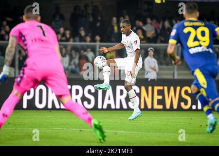 Verona, Italien. 16. Oktober 2022. Milan's Pierre Kalulu in Aktion während Hellas Verona FC vs AC Mailand, italienische Fußballserie A Spiel in Verona, Italien, Oktober 16 2022 Quelle: Independent Photo Agency/Alamy Live News Stockfoto