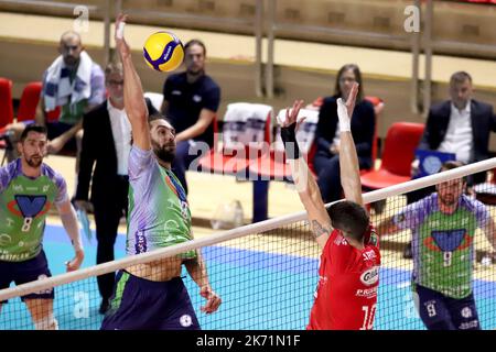 Taranto, Italien. 16. Oktober 2022. Thomas Beretta (Vero Volley Monza) greift an. Während Gioiella Prisma Taranto gegen Vero Volley Monza, Volleyball Italienische Serie A Männer Superliga Meisterschaft in Taranto, Italien, Oktober 16 2022 Quelle: Independent Photo Agency/Alamy Live News Stockfoto