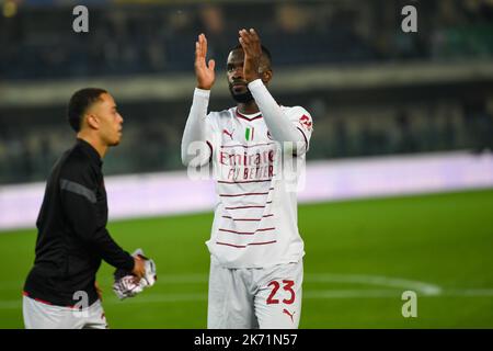 Verona, Italien. 16. Oktober 2022. MilanÂ&#x80;&#X99;s Fikayo Tomori begrüßt die Fans am Ende des Spiels während Hellas Verona FC gegen AC Mailand, italienische Fußballserie A Spiel in Verona, Italien, Oktober 16 2022 Quelle: Independent Photo Agency/Alamy Live News Stockfoto