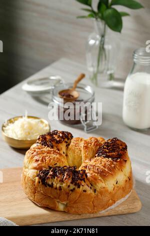 Roti Sobek, Pull Apart Bread Bundt mit geschreddertem Käse und Schokoladensprinkle. Bäckerkonzept Stockfoto