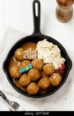 Traditionelle schwedische Fleischbällchen mit gekochtem Gemüse. Kartoffelpüree und Cranberry-Sauce. Draufsicht Stockfoto