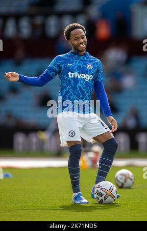 Birmingham, Großbritannien. 16. Oktober 2022. Raheem Sterling #17 von Chelsea übergibt den Ball während des Premier League-Spiels Aston Villa gegen Chelsea in Villa Park, Birmingham, Großbritannien, 16.. Oktober 2022 (Foto von Phil Bryan/News Images) in Birmingham, Großbritannien am 10/16/2022. (Foto von Phil Bryan/News Images/Sipa USA) Quelle: SIPA USA/Alamy Live News Stockfoto