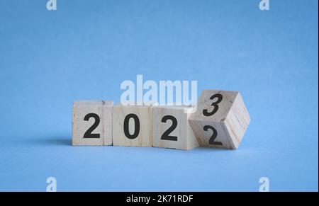 2022 auf Holzblock in Neujahr 2023 geändert. Willkommen im neuen Jahr 2023 Konzept. Stockfoto