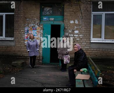 Bakhmut, Ukraine. 9. Oktober 2022. (Von R nach L) Nina, 68, aus Bakhmut, sah, wie sie sich mit ihren Nachbarn Luba und Lusya unterhielt, während fast jede Minute das Bombengeräusch zu hören war. Sie sagten, dass sie sich früher in einem Café um die Ecke mit Live-Musik versammelten, aber jetzt haben sie nur noch Ã¬-Musik von der skyÃ®. Trotz der Vorrückung ukrainischer Truppen im Osten und Süden der Ukraine ist die Stadt Bakhmut im Osten von Donezk einem intensiven Widerstand ausgesetzt. Russland hat in der Stadt Gewinne erzielt. Die Stadt hat Tag und Nacht andauernden Beschuss erlebt und die Stadt ist derzeit ohne fließendes Wasser Stockfoto