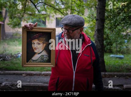 Bakhmut, Ukraine. 9. Oktober 2022. Bakhmut-Bewohner Sergej, 66 gesehen mit einem Porträt seiner Frau Natalia. Er sagte, dass er eines Nachts seine Frau, die derzeit nach Dnipro geflohen ist, zog. Trotz der Vorrückung ukrainischer Truppen im Osten und Süden der Ukraine ist die Stadt Bakhmut im Osten von Donezk einem intensiven Widerstand ausgesetzt. Russland hat in der Stadt Gewinne erzielt. Die Stadt hat Tag und Nacht andauernden Beschuss erlebt und die Stadt ist derzeit ohne fließendes Wasser und Strom. (Bild: © Ashley Chan/SOPA Images via ZUMA Press Wire) Stockfoto