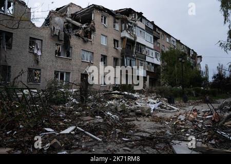 Bakhmut, Ukraine. 9. Oktober 2022. Zerstörte Wohngebäude in Bakhmut gesehen. Trotz der Vorrückung ukrainischer Truppen im Osten und Süden der Ukraine ist die Stadt Bakhmut im Osten von Donezk einem intensiven Widerstand ausgesetzt. Russland hat in der Stadt Gewinne erzielt. Die Stadt hat Tag und Nacht andauernden Beschuss erlebt und die Stadt ist derzeit ohne fließendes Wasser und Strom. (Bild: © Ashley Chan/SOPA Images via ZUMA Press Wire) Stockfoto