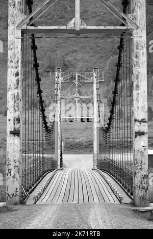 Orokto-Brücke am Katuni-Fluss. Portalstützen einer Hängebrücke am Ufer eines Gebirgsflusses. Altai-Republik, Sibirien, Russland, 2022 Stockfoto