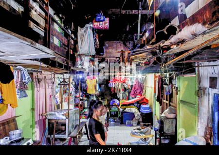 Jakarta, Indonesien. 16. Oktober 2022. Blick auf Miethäuser in der Gegend von Johar Baru, Jakarta. Eine der am dichtesten besiedelten Siedlungen in Südostasien befindet sich im Bezirk Johar Baru, Jakarta, Indonesien. Basierend auf Daten der Zentralen Statistischen Agentur im Jahr 2021 stieg die Bevölkerungsdichte im Unterbezirk auf 60.788 Menschen pro Quadratkilometer, was die Region zu einem der am dichtesten besiedelten Gebiete Südostasiens macht. (Foto von Faisal Ramadhan/SOPA Images/Sipa USA) Quelle: SIPA USA/Alamy Live News Stockfoto