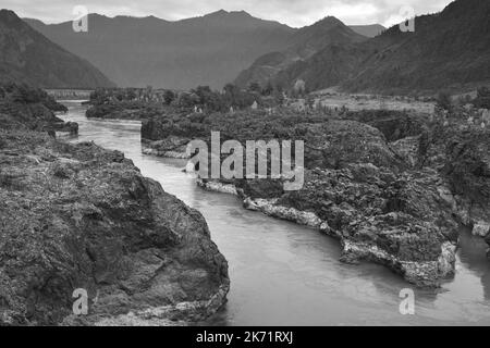 Stromschnellen von Orocto am Katuni River. Felsige Ufer eines Gebirgsflusses aus vulkanischem Gestein. Altai-Republik, Sibirien, Russland, 2022 Stockfoto