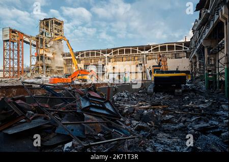 Abriss eines verlassenen Industriegebäudes durch Bagger Stockfoto