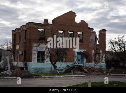 Lyman, Ukraine. 14. Oktober 2022. Ein zerstörtes Gebäude in Lyman gesehen. Obwohl in der Ostukraine mehr Siedlungen befreit wurden, sind viele große Infrastrukturen nach wie vor durch den Krieg beschädigt. Die Bewohner von Lyman leben ohne Strom, Gas und fließendes Wasser. Die Behörden sind sich nicht sicher, ob sie diese Dienste in naher Zukunft wiederherstellen könnten. Während sich einige Bewohner Sorgen machen, als der Winter naht und mit dem Sammeln von Brennholz begonnen hat, beschlossen einige, in eine nahe gelegene Stadt mit besserer Infrastruktur evakuiert zu werden. Kredit: SOPA Images Limited/Alamy Live Nachrichten Stockfoto