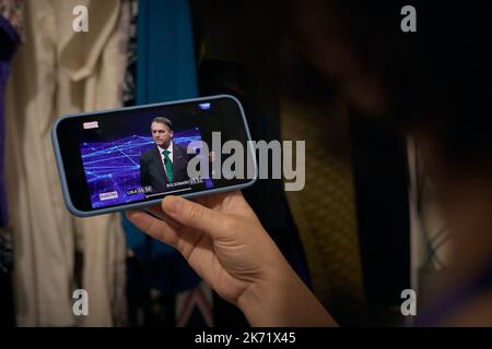 Sao Paulo, Brasilien. 16. Oktober 2022. Eine Frau beobachtet die Debatte zwischen dem Präsidenten und dem Kandidaten für die Wiederwahl Jair Bolsonaro und dem ehemaligen Präsidenten Luis Inacio Lula da Silva, die von TV Bandeirantes, TV Cultura, UOL und Folha de Sao Paulo organisiert wurde, am 16. Oktober 2022 in Sao Paulo, Brasilien. Die zweite Wahlrunde findet am 30.. Oktober statt. (Foto von Igor do Vene/Sipa USA) Quelle: SIPA USA/Alamy Live News Stockfoto