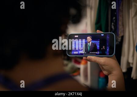 Sao Paulo, Brasilien. 16. Oktober 2022. Eine Frau beobachtet die Debatte zwischen dem Präsidenten und dem Kandidaten für die Wiederwahl Jair Bolsonaro und dem ehemaligen Präsidenten Luis Inacio Lula da Silva, die von TV Bandeirantes, TV Cultura, UOL und Folha de Sao Paulo organisiert wurde, am 16. Oktober 2022 in Sao Paulo, Brasilien. Die zweite Wahlrunde findet am 30.. Oktober statt. (Foto von Igor do Vene/Sipa USA) Quelle: SIPA USA/Alamy Live News Stockfoto