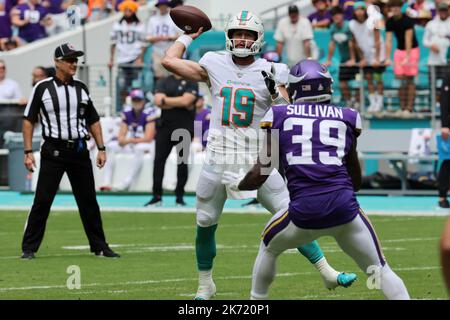 Sonntag, 16. Oktober 2022; Miami Gardens, FL USA; Miami Dolphins Quarterback Skylar Thompson (19) fällt zurück und sucht während einer nach einem offenen Empfänger Stockfoto